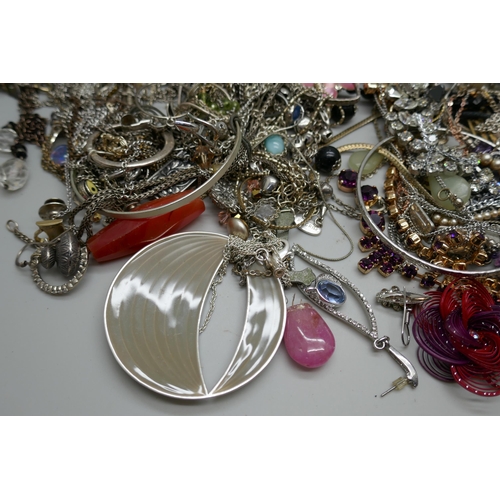 7160 - A collection of costume jewellery