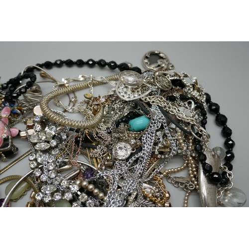 7160 - A collection of costume jewellery