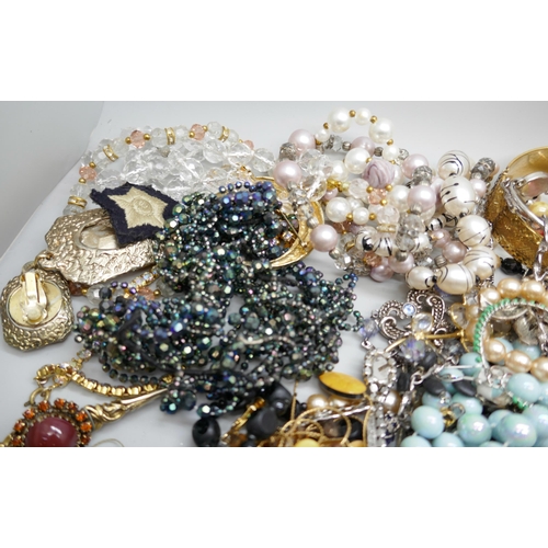 7165 - A collection of costume jewellery