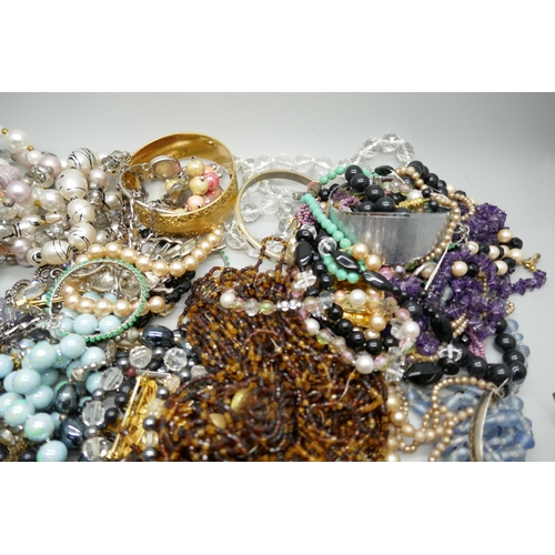 7165 - A collection of costume jewellery