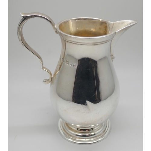 7229 - A silver cream jug, William Walter, London 1971, 10.2cm, 181g