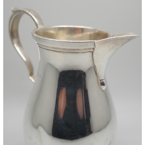 7229 - A silver cream jug, William Walter, London 1971, 10.2cm, 181g