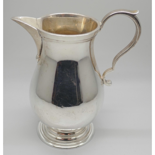 7229 - A silver cream jug, William Walter, London 1971, 10.2cm, 181g