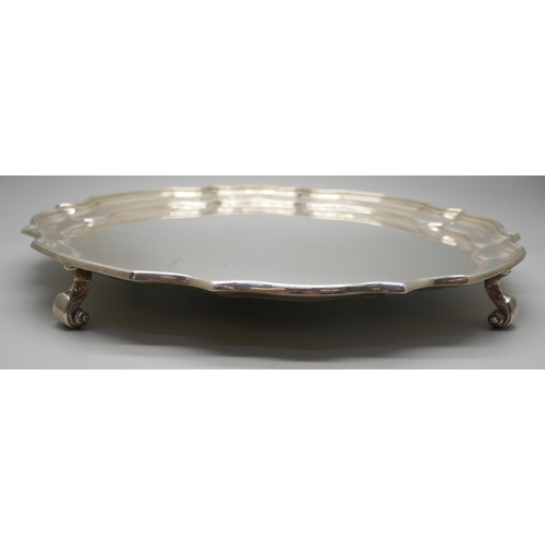 7233 - A silver salver with four feet, James Deakin & Sons, Sheffield 1933, 25.2cm, 580g