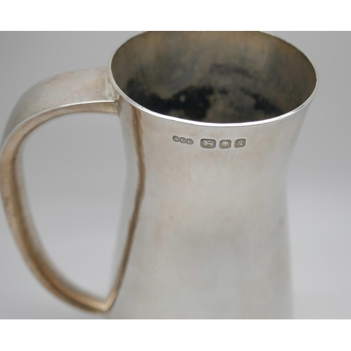 7235 - A large silver mug/jug, London 1956, 289g, 13.3cm