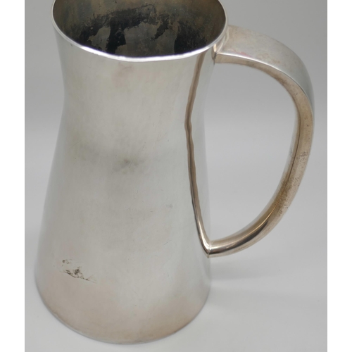 7235 - A large silver mug/jug, London 1956, 289g, 13.3cm