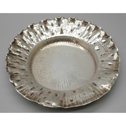 7236 - A Victorian silver dish with hammered rim, Birmingham 1890, 9.7cm, 44g