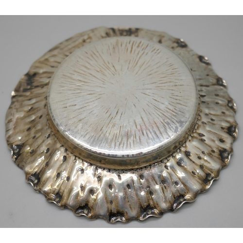 7236 - A Victorian silver dish with hammered rim, Birmingham 1890, 9.7cm, 44g