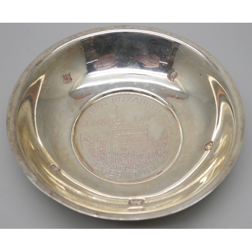 7237 - A Queen's Silver Jubilee sterling silver dish, Cooper Brothers, Sheffield 1977, 68g