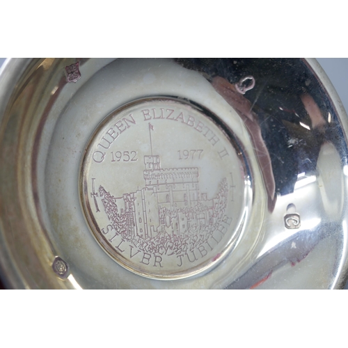 7237 - A Queen's Silver Jubilee sterling silver dish, Cooper Brothers, Sheffield 1977, 68g