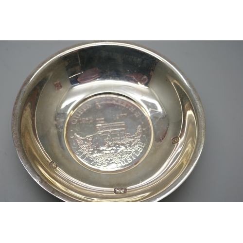 7237 - A Queen's Silver Jubilee sterling silver dish, Cooper Brothers, Sheffield 1977, 68g