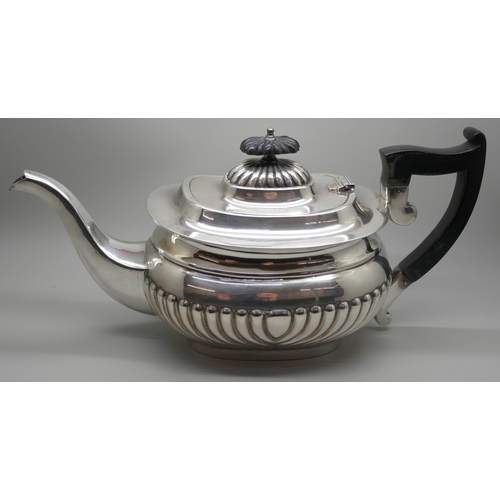 7240 - A silver teapot, W & EV, Sheffield 1913, 659g