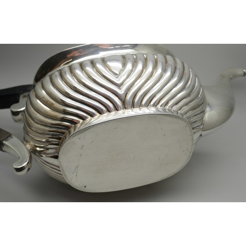 7240 - A silver teapot, W & EV, Sheffield 1913, 659g