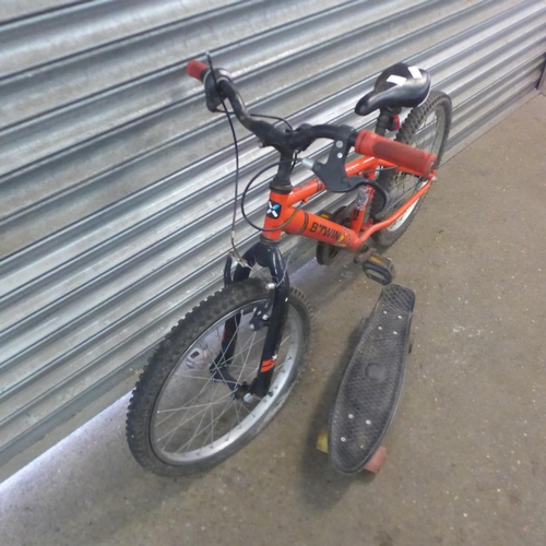 5172 - A BTWIN children's bike and a skateboard with flashing wheels