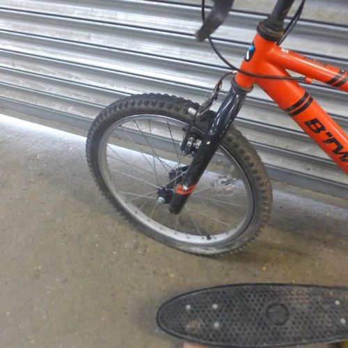 5172 - A BTWIN children's bike and a skateboard with flashing wheels