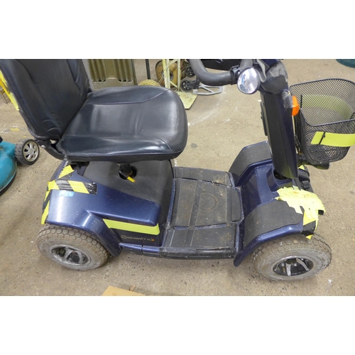 5236 - A Celebrity XL 8 four wheel mobility scooter - with key

**PLEASE NOTE THIS LOT IS NOT ELIGIBLE FOR ... 