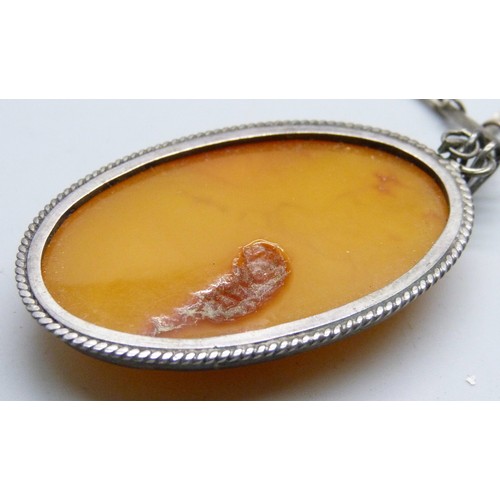 7148A - An Early 20th Century silver and butterscotch amber pendant and chain, 30g, 6cm pendant