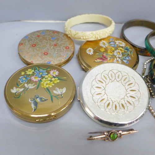 2013 - A collection of costume jewellery and compacts