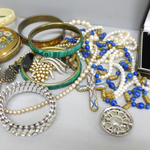 2013 - A collection of costume jewellery and compacts