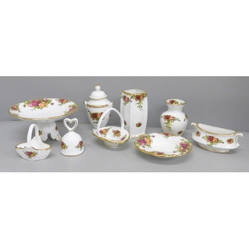 2063 - A collection of Royal Albert Old Country Roses, nine pieces