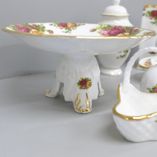 2063 - A collection of Royal Albert Old Country Roses, nine pieces