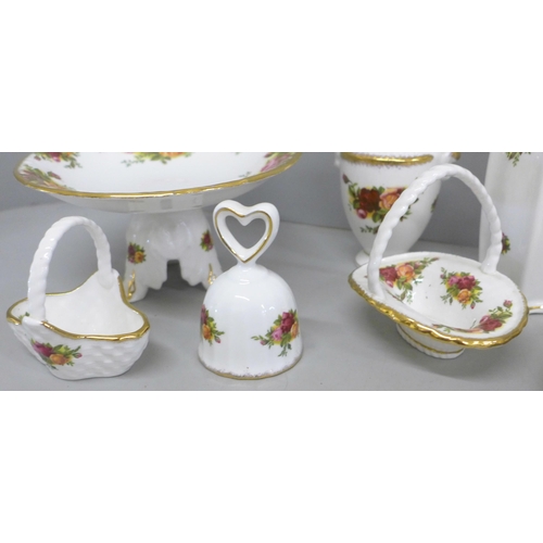 2063 - A collection of Royal Albert Old Country Roses, nine pieces