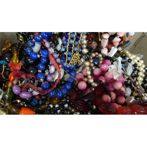 2081 - A collection of costume jewellery