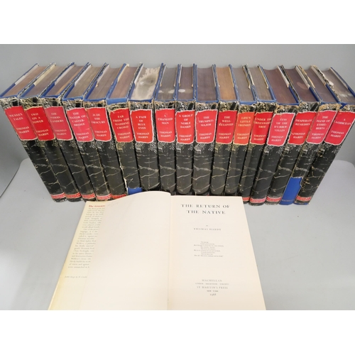 2098 - Eighteen Thomas Hardy hardback books, Wessex Novels, printed 1967, together with a collection of she... 