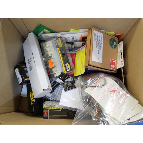 2115 - A box of N gauge model rail and accessories, some boxed, Minitrix locomotive, some Farish, Peco and ... 