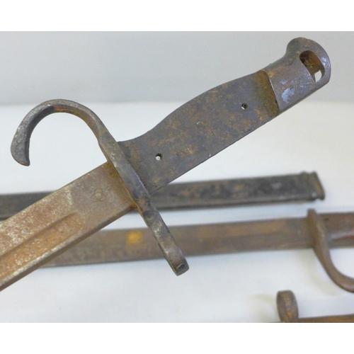 2178 - A British World War I bayonet lacking scabbard, together with two others, a/f   **PLEASE NOTE THIS L... 