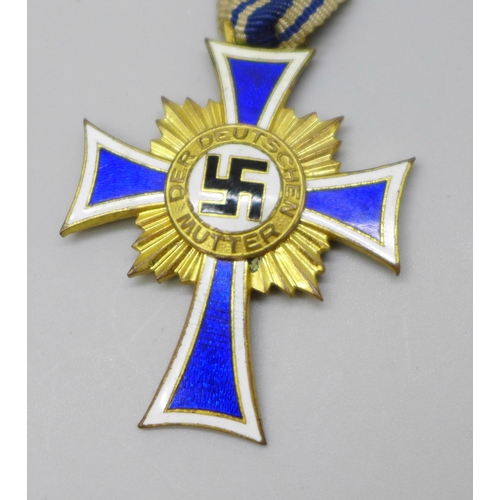 2196 - A German Mother's cross medal, dated 16 December 1938, in original box