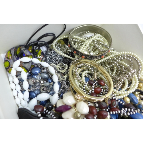 2200 - A box of costume jewellery