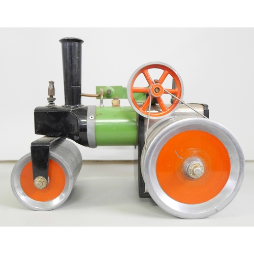 2204 - A 20th Century vintage Mamod steam engine roller