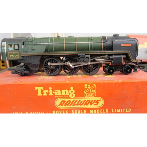 2231 - A collection of Tri-ang Railways model rail accessories, a collection of Subbuteo and other toys, mo... 