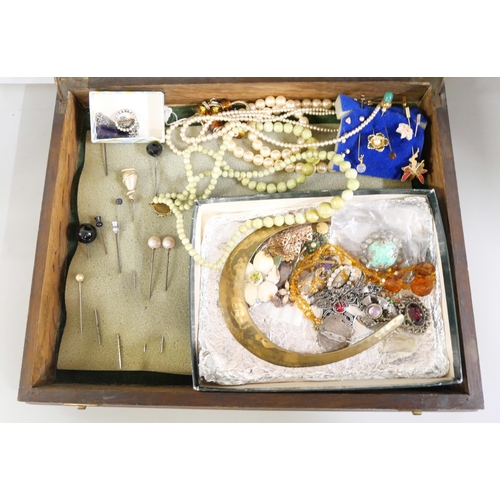 2232 - A wooden box of vintage costume jewellery to include hat pins, brooches and necklaces.