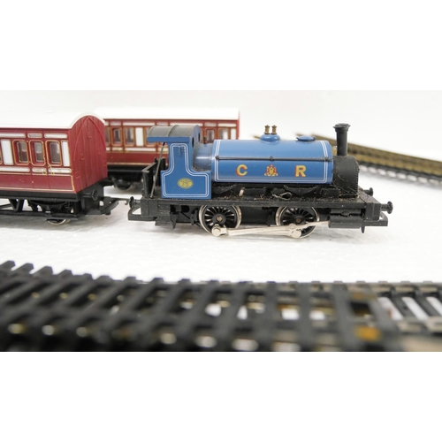 2276 - A box of Hornby train track for 00 gauge engines and a 00 gauge engine with two carriages **PLEASE N... 