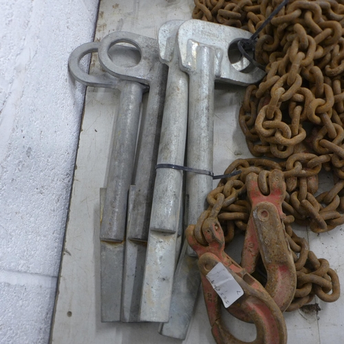 5060 - A quantity of heavy Duty steel slinging chain with hooks, etc.