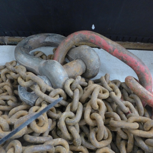 5060 - A quantity of heavy Duty steel slinging chain with hooks, etc.