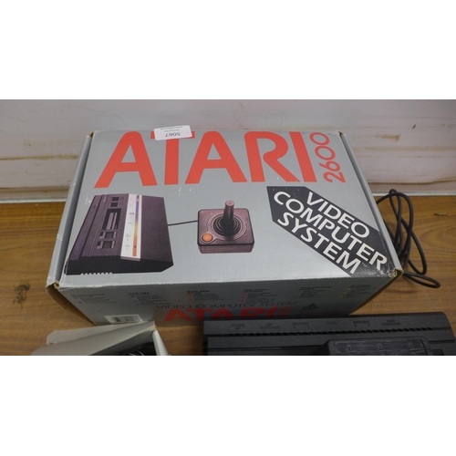 5067 - An Atari 2600 video computer system in original box with a 32in1 game cartridge, sold with power sup... 