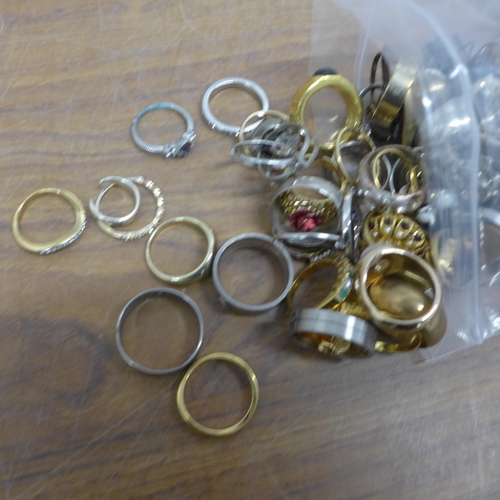 5104 - A bag of approximately 100 costume rings