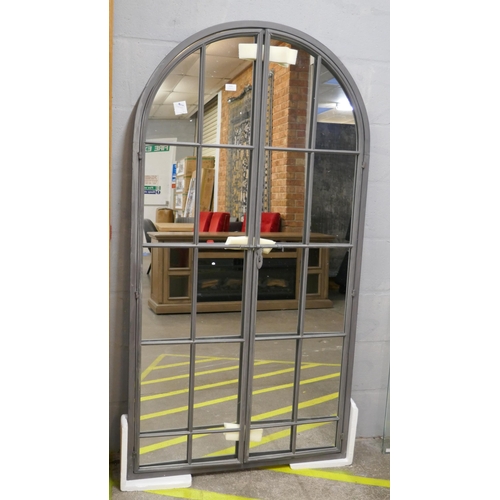 3169 - An large opening gate mirror