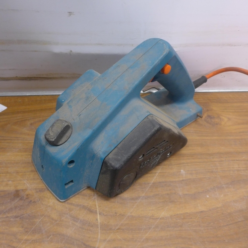 5008 - A quantity of power tools including a Makita 12V drill, a Black and Decker 240V planer and a Wickes ... 