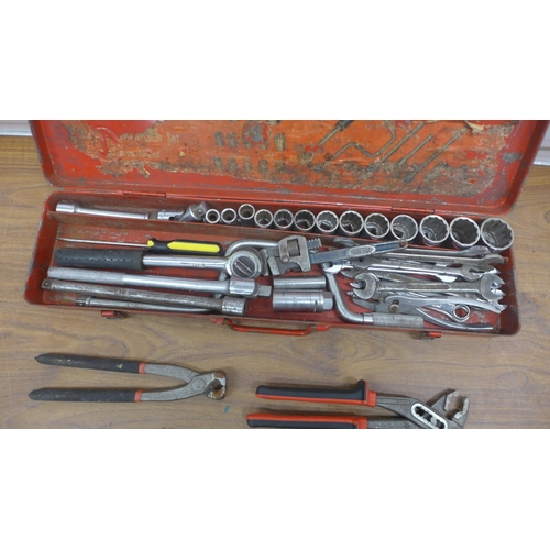 5032 - A socket set including sockets, socket wrench, wrenches, etc.