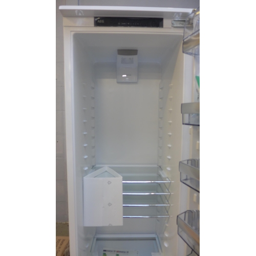 4018 - AEG Integrated Tower Fridge with Dynamic-Air *This lot is subject to VAT