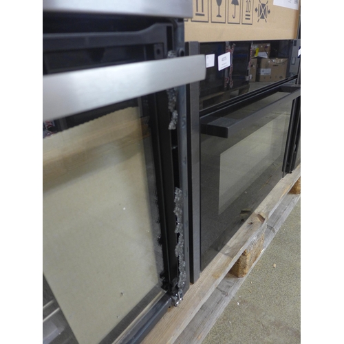 4073 - AEG Multifunction Oven (Door requires attention) *This lot is subject to VAT