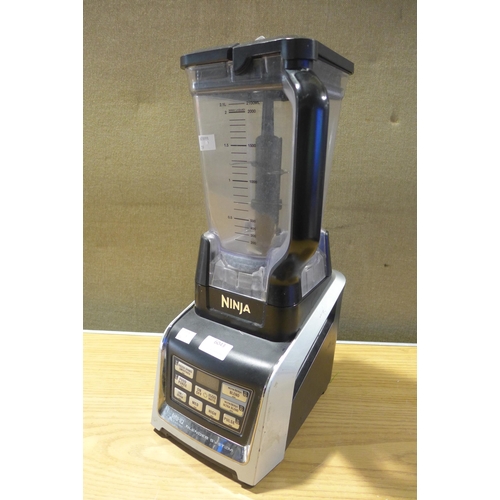 6043 - Ninja Kitchen Blender And A Braun Hand Blender (347-79,88) *This lot is subject to Vat