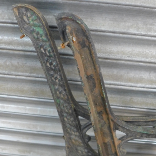 5191 - 4 cast iron bench ends