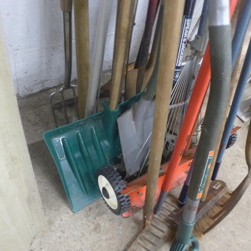 5212 - A bundle of approximately 21 garden tools including brushes, rakes, spades, snow scope, etc.