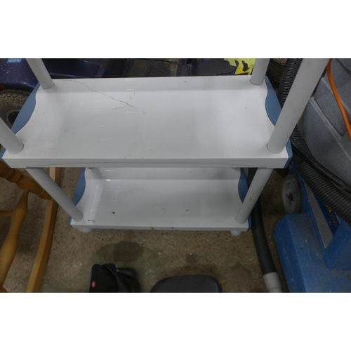 5221 - A 4 tier plastic shelf unit and a roll of Simpa fencing