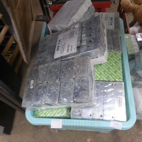 5262 - A large quantity of assorted flush metal electrical back boxes including Delta boxes and Norslo